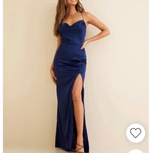 Balklänning  - Säljer min superfina balklänning! Superfin färg och sitter jättefint på kroppen. Andvänd under endast ett tillfälle! Nypris 899, säljer för 400. 