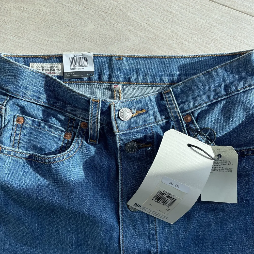 Levis kjol! Oanvänd med prislapp kvar. Nypris 849kr. . Kjolar.