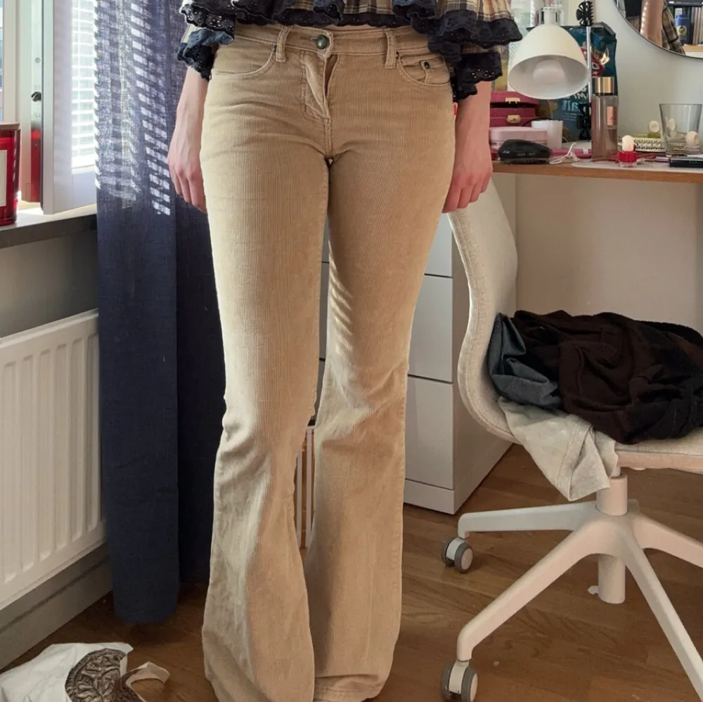Knappt använda, Lågmidjade, långa och strechiga!😁. Jeans & Byxor.