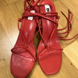 KLACKSKOR  - Supersnygga klackskor från Ginatricot, storlek 37. Säljes på grund av rensning! ❤️