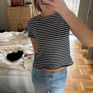 Randig t-shirt från Zara storlek S - Mörkblå och vit randig t-shirt från Zara i storlek S. Knappt använd så i superfint skick🫶