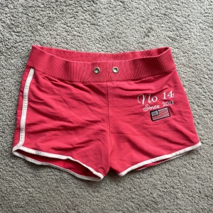 Vintage shorts - Säljer dessa pga att jag inte får användning för dem, knappt använda mjukis shorts i Stl 158/164 men skulle säga att de sitter som ett par small🤗