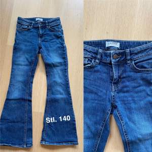 Fint skick, lågt skurna jeans från Lindex stl. 140