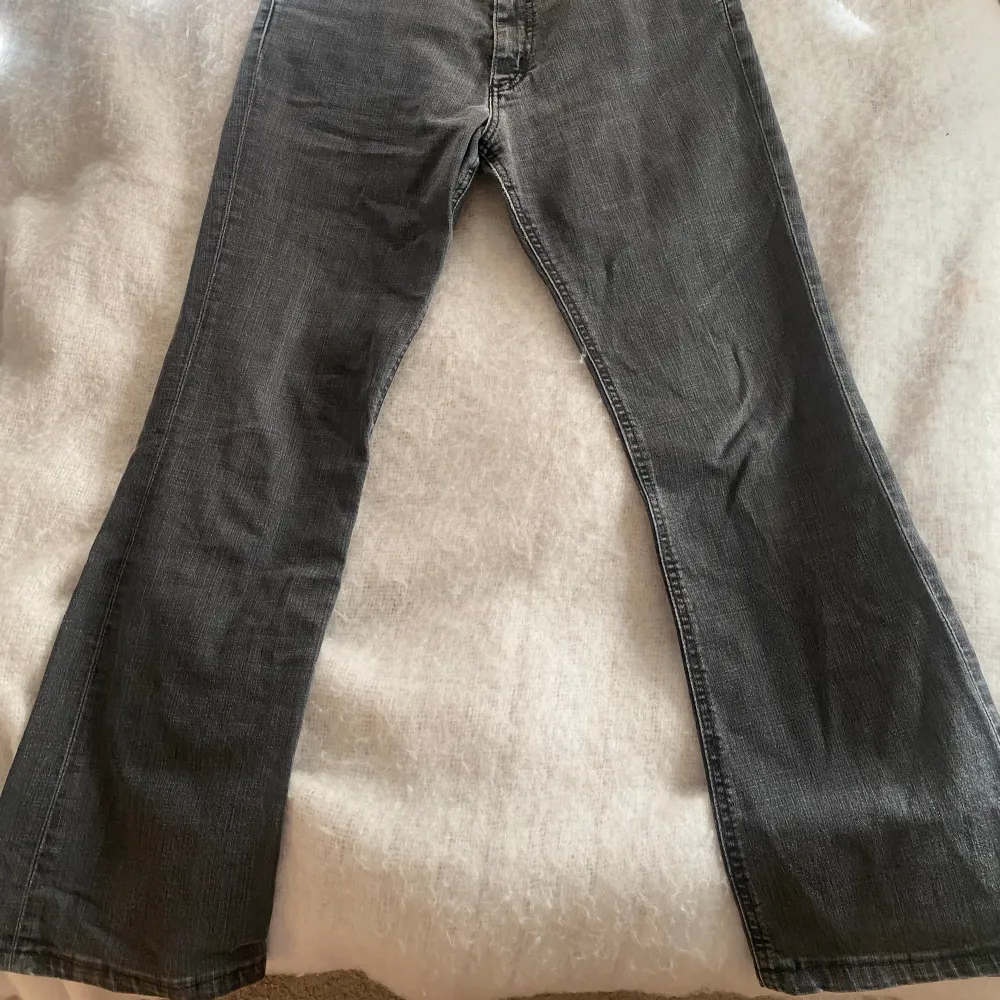 Superfina lågmidjade Lee jeans💕 Dom är bra skick och finns inga defekter.  Midjan är stl34 och benlängden på jeansen är 96cm långa.    Kan diskutera priset:). Jeans & Byxor.
