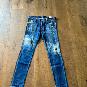Nästintill oanvända jeans från Dsquared2. Därför i nyskick. Självklart äkta. Nypris ca 5000kr. Passar M/L