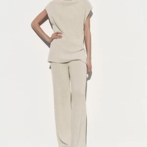 Stickat set från zara - Säljer detta set från zara både byxorna och tröjan för 200kr köpte för ca 800kr säljer då setet är för litet för mig. Nytt skickar 