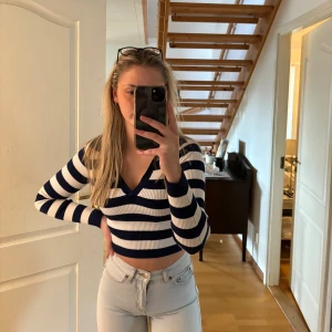 Randig tröja - Super fin lite kortare tröja. Tröjan är ifrån Bershka i storlek S. Använd en gång och är i mycket fint skick💙