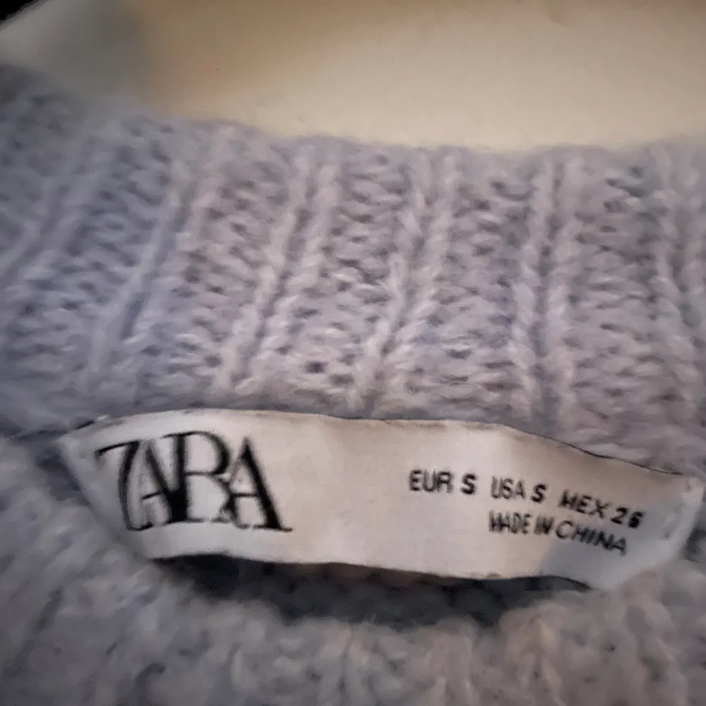 Säljer min ljusblå stickade tröja från Zara. Bra skick, säljer pga kommer ej till användning. Stickat.