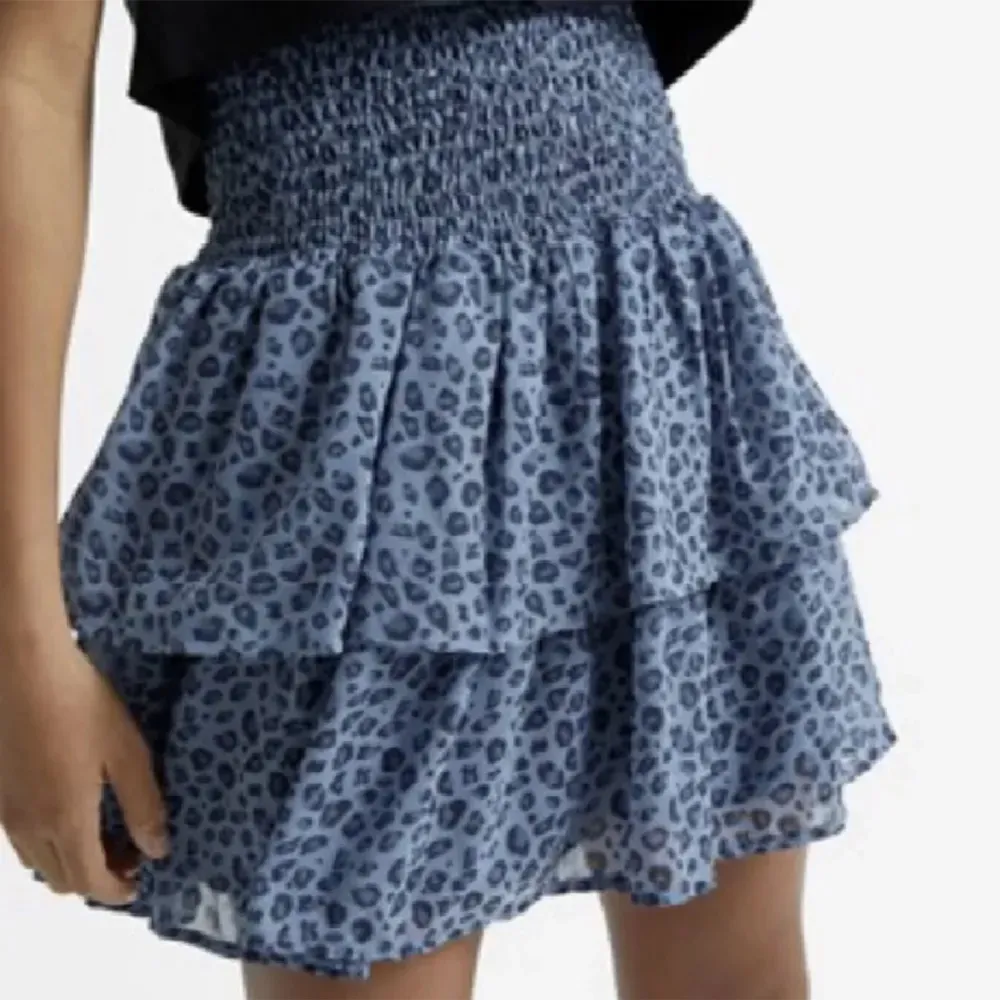 Så fin sommrig kjol perfekt nu till sommaren! Nyskick 🤩. Kjolar.