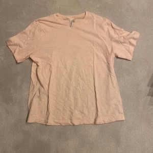 Rosa T-shirt - Fin rosa T-shirt som är perfekt till sommaren! Lite genomskinlig men inget man tänker på direkt❤️