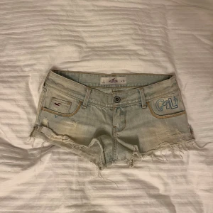Hollister shorts - Super snygga och unika jeansshorts som är lågmidjade och är ifrån hollister💞