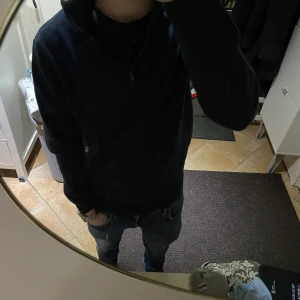 Newport bay halfzip - Riktigt fin halfzip från newport bay sailing club som tyvärr inte kommer till användning, skicket är 9/10 då den knappt är använd. Nypris ligger runt ca 400-600, mitt pris 100kr. Storlek S.