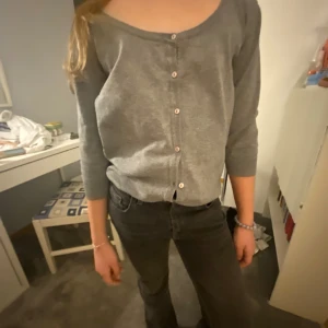 Kofta från zara  - Jättesnygg grå kofta som är från zara 