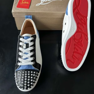 Christian Louboutin skor  - Christian Louboutin skor med tobbar, de är helt nya så de är i bra skick  ( Boxen följer såklart med , skriv för frågor! ) 