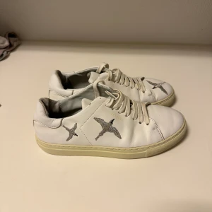 Axel arigato skor - Intressekoll på mina Axel arigato skor! Använda några gånger, men i bra skick! Nypris var runt 2500kr