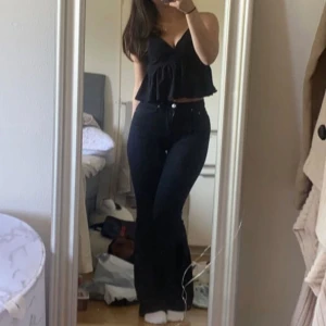 Jeans  - Säljer nu tyvärr dessa jeans då dom blivit otroligt förmå, dom är hela överallt.  Det är bara o skriva om ni vill se fler bilder eller har frågor. Köpta för 500kr på gina