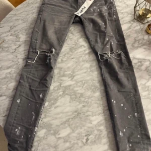 Purple Jeans - Purple Jeans inköpta juni-2023 Strl 29/32 Kvitto och alla lappar finns kvar Nypris 2850kr