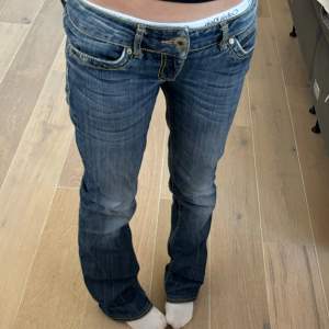 As snygga lågmidjade bootcut jeans ifrån guess!💓💓 midjemått: ca 37 Innerben: ca 80 Jag är 1,65💓 Pris kan diskuteras!