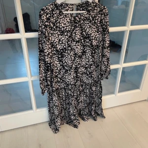 Klänning tunika Kappahl blommig volang storlek S - En mönstrad klänning med volanger från Kappahl i ”tungt” material. Endast använd en gång. Nypris 299kr. Storlek S