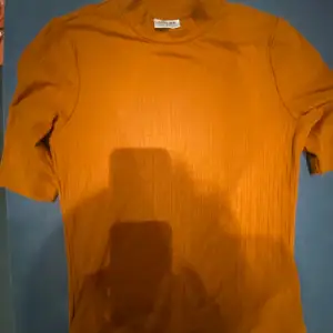 Orange ribbad t-shirt. 