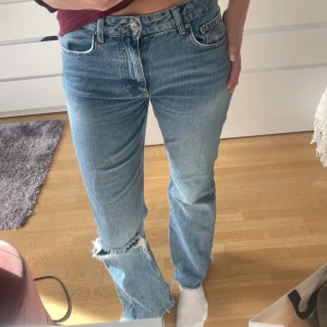 Trasiga utsvängda jeans  - Jättefina utsvänga mid waist jeans från Gina, knappt använda💕