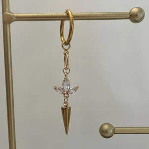 örhänge i rostfritt stål  - handgjorda örhängen i rostfritt stål💗1st för 60kr eller 2st för 90kr🌸🌸Går också att göra custom made❤️‍🔥🙌