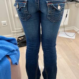 Skit snygga low waist true religion jeans, säljer då de blivit för små för mig💘 köp direkt för 1200 eller var med i budgivningen!