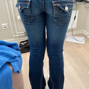 Skit snygga low waist true religion jeans, säljer då de blivit för små för mig💘 köp direkt för 1200 eller var med i budgivningen!