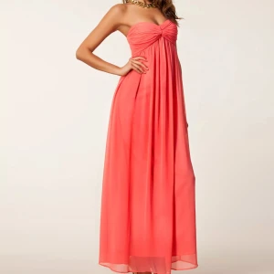 Balklänning - Säljer denna slutsålda klänning från nelly💖💖Några små defekter som inte syns när den är på förekommer. Kan skicka bild på det💖💖