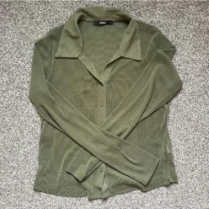 glittrig skjorta - stretchig, glittrig skjorta. storlek L men passar bra på mig som vanligtvis har S , asar de flesta eftersom den är så strecthig❤️