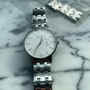 Gant Park Hill III klocka  - Herrklocka men funkar för bägge könen. Nypris: 2 290kr. Bottens diameter: 41.5mm. Bottens tjocklek: 10.3mm. Tre visare, rund datumfunktion. Vattentät upp till 5 bar(ATM). Använd ett fåtal gånger men batteriet behöver bytas ut(199kr på ur & pen). 