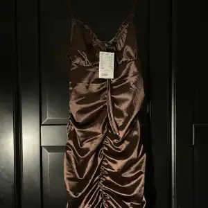 Brun klänning från h&m, aldrig använd prislapp kvar, storlek S, typ satin material, väldigt fin och bekväm men passar tyvärr inte mig 💞