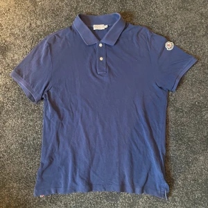 Moncler piké  - Skick 9/10 Nypris 3500 