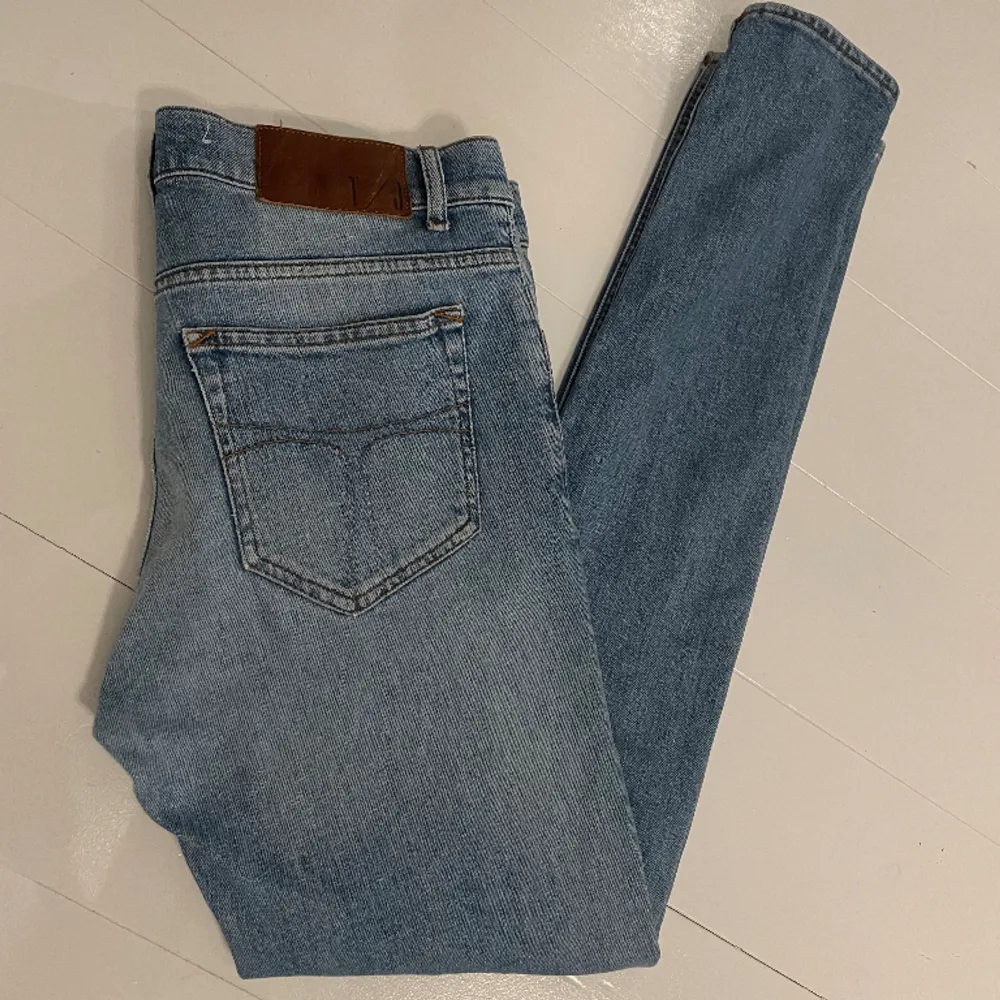 Hej! Säljer även dessa jeans från tiger of sweden! De är i väldigt bra skick utöver att de har en lagning på ena benet (bild 3), dock syns det inte jätte tydligt under användning! Han på bilden är 175 cm. Hör av er vid frågor! PRIS KAN DISKUTERAS.. Jeans & Byxor.
