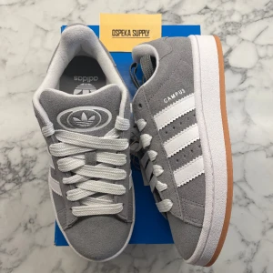 Adidas Campus 00s ”Grey Gum” (Junior) - Helt nya och oanvända Adidas Campus 00s ”Grey Gum” i juniormodellen. Storlek: 36. Pris: 1399+frakt. Skicka ett meddelande vid intresse. Köp tryggt och snabbt hos oss. Många nöjda kunder😊