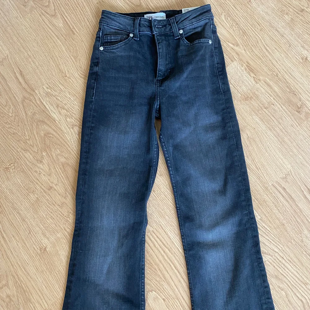 Säljer dessa mid Rise bootcut jeans. De är avklippta längst ner, innerbenet längden är 78. Annars är de helt nya med prislappen kvar. Jeans & Byxor.