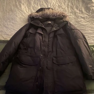 North face jacka - Strk XL, inte använd jätte mycket men har lite små skråmor