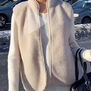 Beige väst - Säljer en likadan väst som på första bilden (lånad bild). Den är helt oanvänd och har prislappen kvar! Storlek S! 