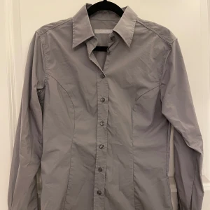 Grå skjorta från Tiger of sweden - Snygg grå skjorta från Tiger of sweden💓aldrig använd och har inga skador. Säljer då den inte kommer till användning längre. Pris kan diskuteras🤗vid frågor är det bara att skriva privat.