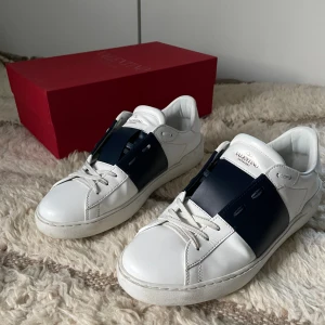 Valentino skor - Säljer ett par Valentino skor då de inte kommer till användning längre. De är i väldigt bra skick. Storlek 44. Mitt pris 2899. Pris kan diskuteras. Box och extra skosnören medföljer. Hör av er vid funderingar eller för fler bilder.