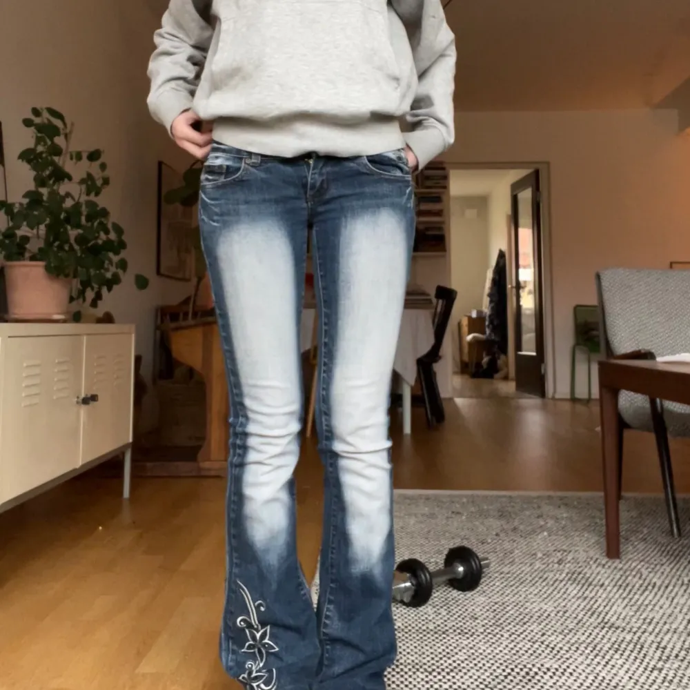 Assnygga lågmidjade crazy age jeans i bootcut, med detaljer på ben och fickor! Lite slitna i hälarna men annars i bra skick. Säljer pga att de tyvärr inte används längre. Skriv gärna om ni har några frågor!💞. Jeans & Byxor.