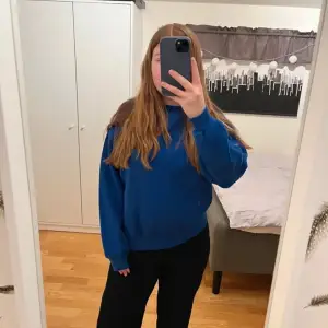 Blå sweatshirt från pull & bear i storlek xs❤️säljer för 50❤️