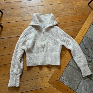 & Other Stories kofta - Populär & Other Stories kofta i storlek S men passar även mig som har XS. Finns lite ludd/noppror, annars fint skick.