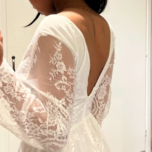 Spetsklänning - Superfin spetsklänning med v formad öppning både fram och bak, endast testad!💖💞💖