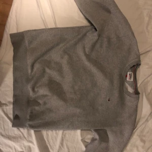 Tommy Hilfiger Sweatshirt  - Nu säljer jag min Tommy Hilfiger tröja. Nypris 799kr.