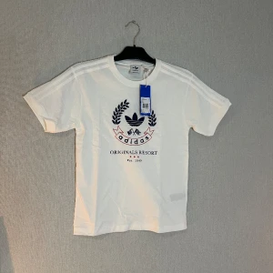 Adidas T-shirt  - Helt ny T-shirt från Adidas, då jag kunde lämna tillbaka, teturtiden har passerat  Ny pris 479 kr