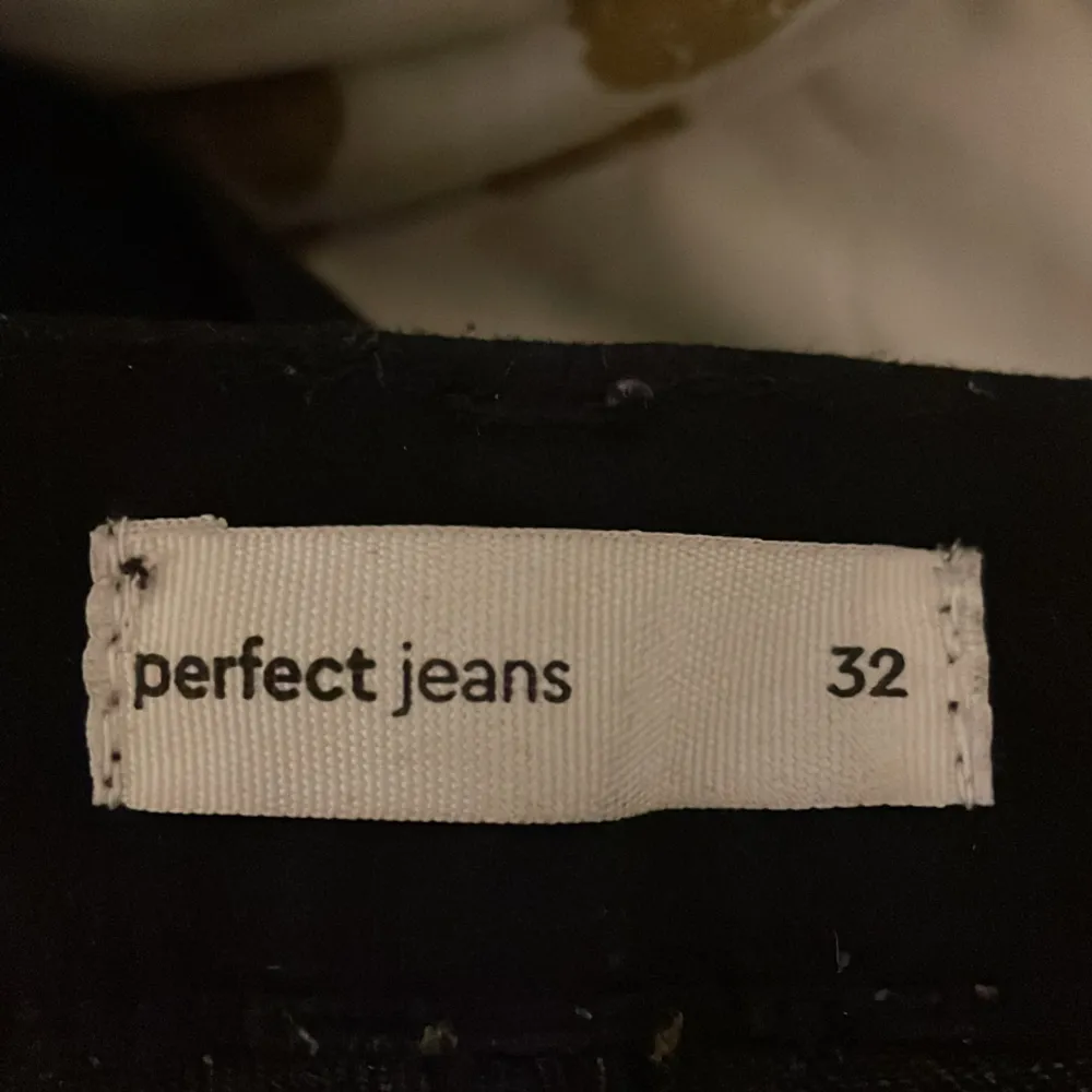 Säljer dessa lågmidjade jeansen från gina tricot. Modellen heter ”low waist bootcut jeans”.  Använda typ två gånger max så i nyskick. Såljer då dom var för långa för mig.💘  Strl. 32  Nypris: 500kr. Jeans & Byxor.