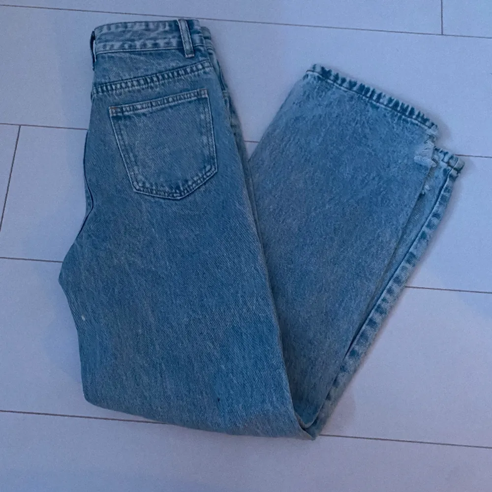 Säljer mina helt oanvänd jeans från SHEIN, säljer dom pga att dom är för stora för mig i midjan, storlek Xs, kontakta via intresse, vill 130kr. Jeans & Byxor.