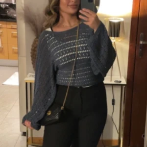 Stickad tröja Zara - Gott skick. Använt fåtal gånger. Passar till alla årstider. Jättemysig att ha på sommarkvällar ovanpå något tunnare