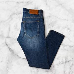 Säljer Tiger of Sweden jeans i Nyskick. Modellen är Evolve, byxan är i nyskick och har en väldigt fin passform med en riktigt snygg tvätt. Storleken är 30/30  Hör av er vid fler frågor eller funderingar🤝